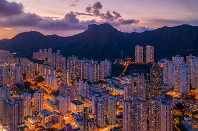 城市建筑在夜间的鸟瞰图
